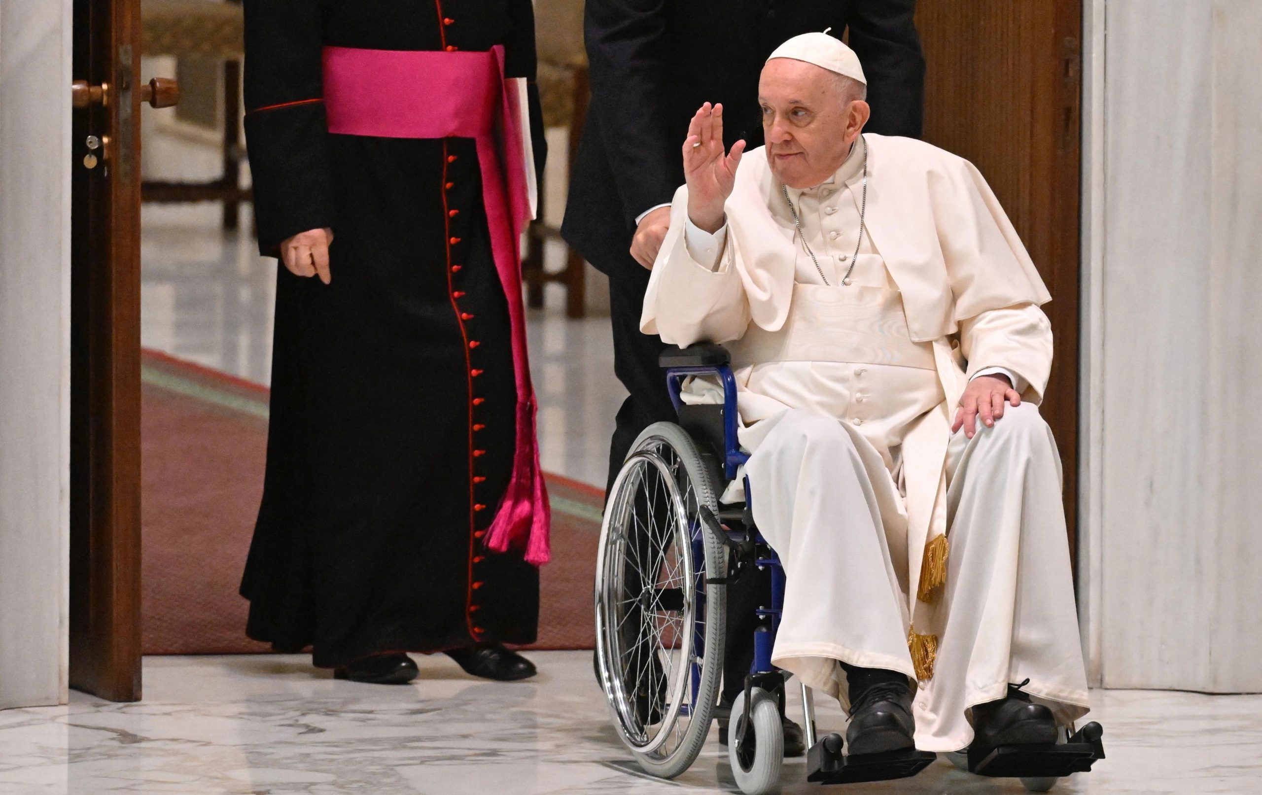 Çift taraflı zatürre teşhisi konmuştu… Vatikan: Papa’nın sağlık durumu hafif bir iyileşme gösteriyor